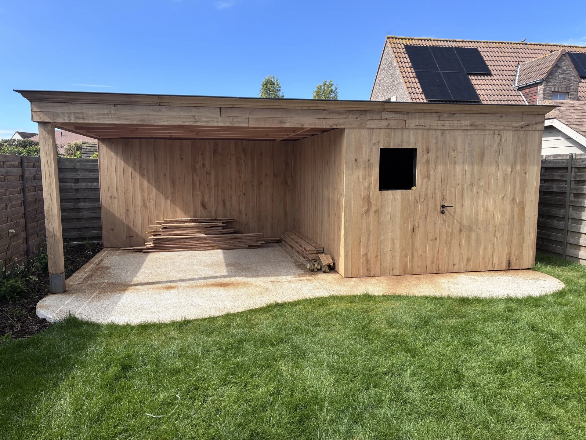 Werk van de handen van Tobias Vereecke: een houten bijgebouw